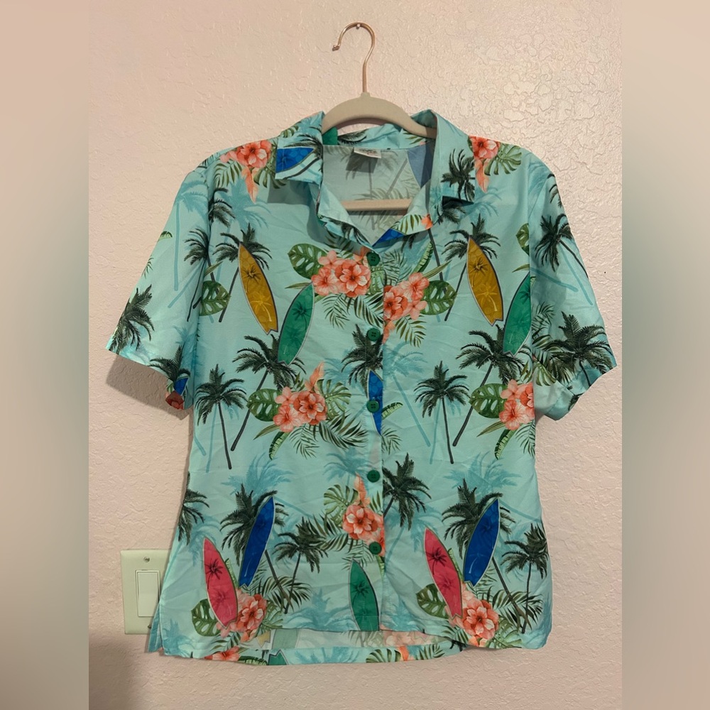 Women’s size small button up Hawaiian shirt.